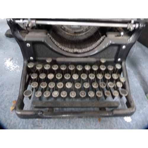 170 - Underwood vintage typewriter.