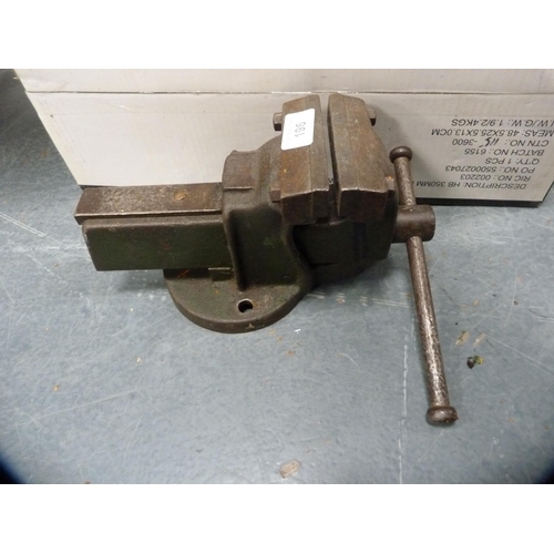 196 - Metal vice, Homebase mitre box and saw.