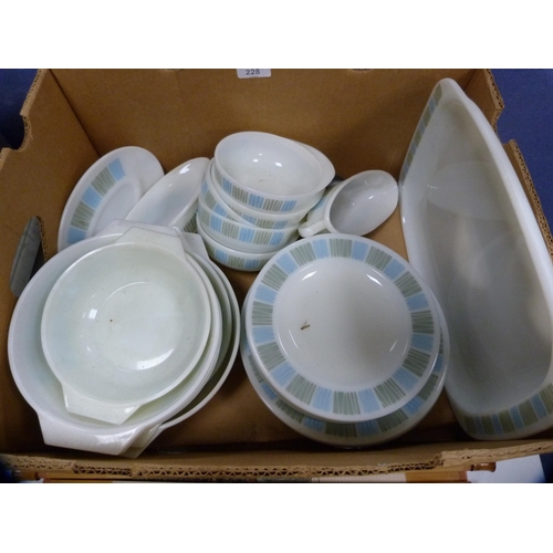 228 - Carton containing Pyrex 'Matchmaker' dinnerwares.