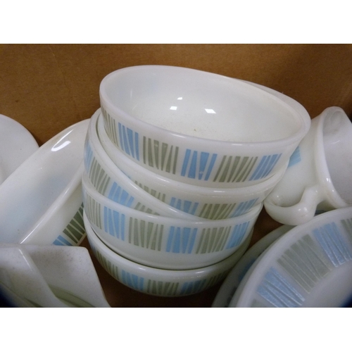 228 - Carton containing Pyrex 'Matchmaker' dinnerwares.