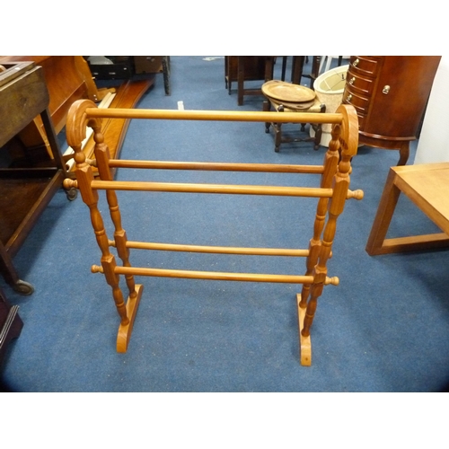 425 - Retro-style coffee table and a modern towel rail.  (2)