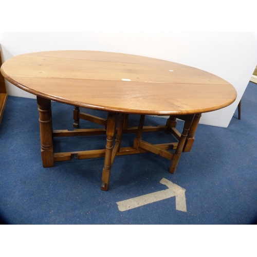 426 - Low oak-effect gate-leg table.