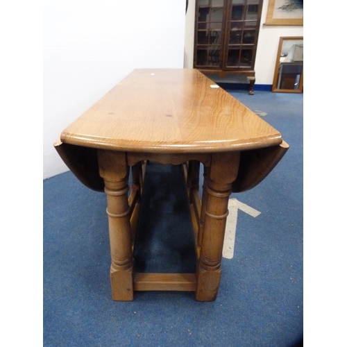 426 - Low oak-effect gate-leg table.