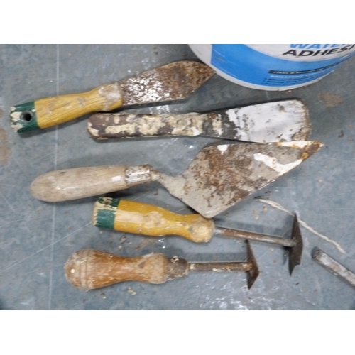 434 - Quantity of trowels, screwdrivers etc.