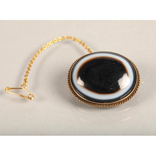 118 - 15ct gold agate set brooch