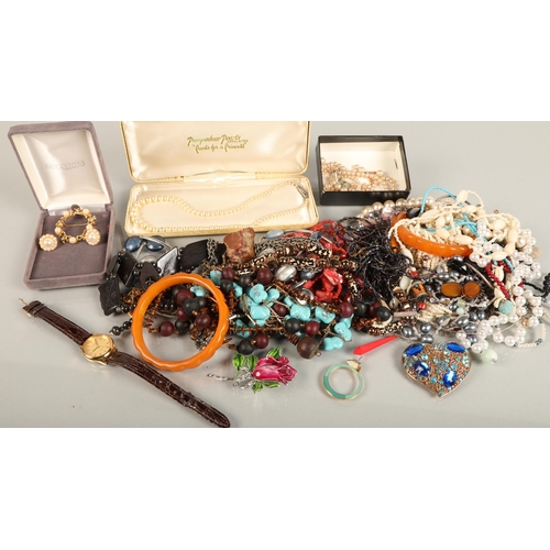 163 - Assorted costume jewellery.