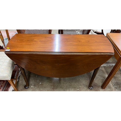 650 - Mahogany drop leaf dining table