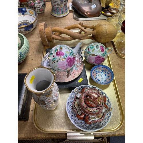 308 - Tray of oriental jar & cover and assorted decorative ware