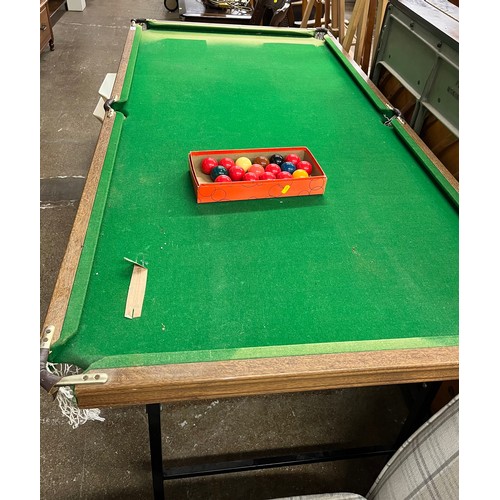 694 - Folding snooker table