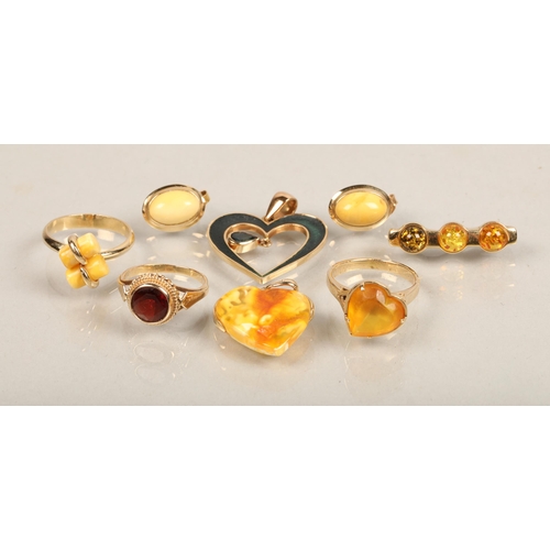 135 - Yellow metal gem and resin set jewellery