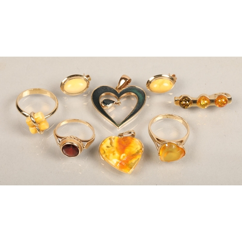 135 - Yellow metal gem and resin set jewellery