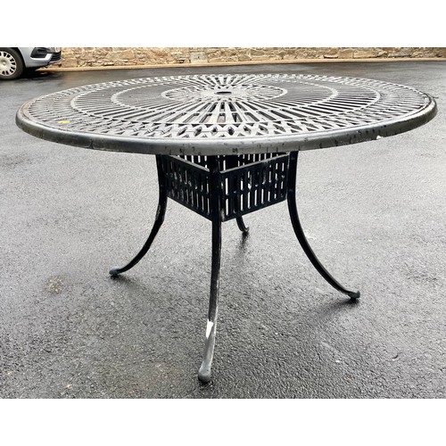 547 - Large black wrought iron garden table, 121 cm diameter