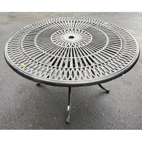 547 - Large black wrought iron garden table, 121 cm diameter