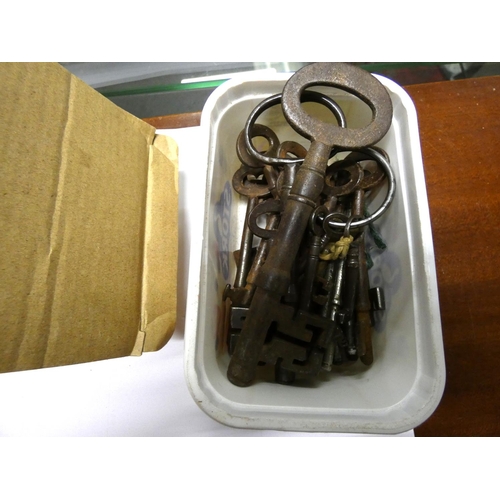 10 - Various vintage keys.