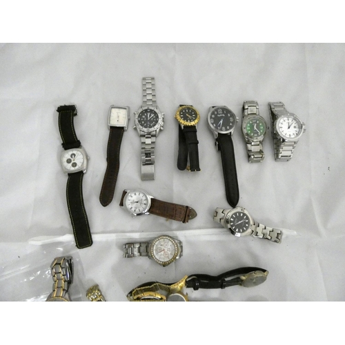 78 - Large bag of men's watches to include Fossil, Citron, Hendon, Sekonda etc.