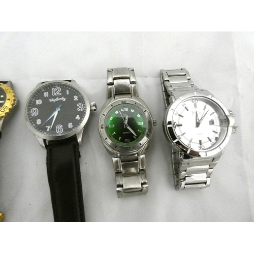 78 - Large bag of men's watches to include Fossil, Citron, Hendon, Sekonda etc.