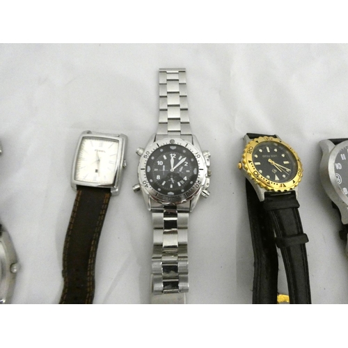 78 - Large bag of men's watches to include Fossil, Citron, Hendon, Sekonda etc.