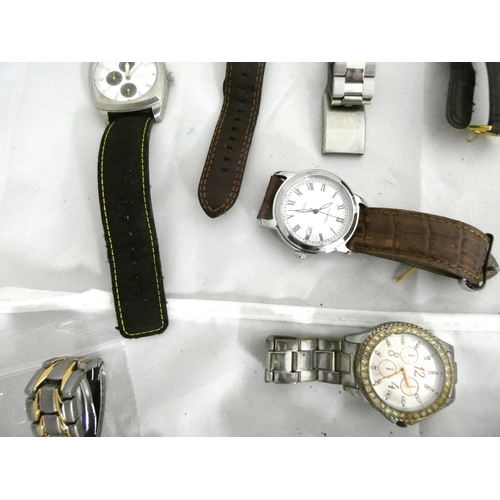 78 - Large bag of men's watches to include Fossil, Citron, Hendon, Sekonda etc.