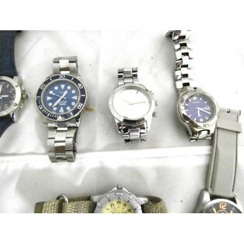 86 - Bag of various sports watches to include Dunlop, Accurist, Extreme, Quim, Henley.