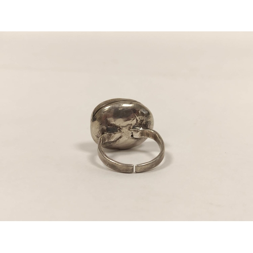 102 - Antique Middle Eastern ring with inscribed carnelian in silver, probably 18th/19th century.