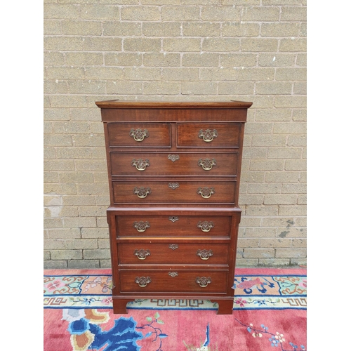 426 - Small mahogany chest on chest in the Georgian style, on bracket feet. 116cm high, 68cm wide, 41cm de... 