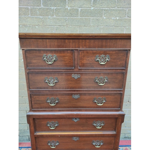 426 - Small mahogany chest on chest in the Georgian style, on bracket feet. 116cm high, 68cm wide, 41cm de... 