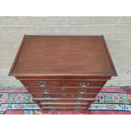 426 - Small mahogany chest on chest in the Georgian style, on bracket feet. 116cm high, 68cm wide, 41cm de... 