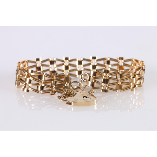 256 - 9ct gold gatelink bracelet with heart shaped padlock closure, 14.7g gross. 