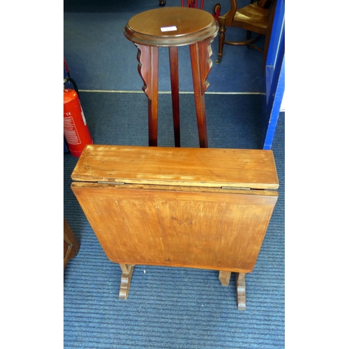 556 - Mahogany jardinière stand and small gate leg table. (2)