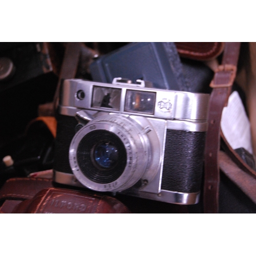 43 - Carton containing assorted cameras to include Kodak Instamatic, box cameras, Agfa, Ilford, Paxette e... 