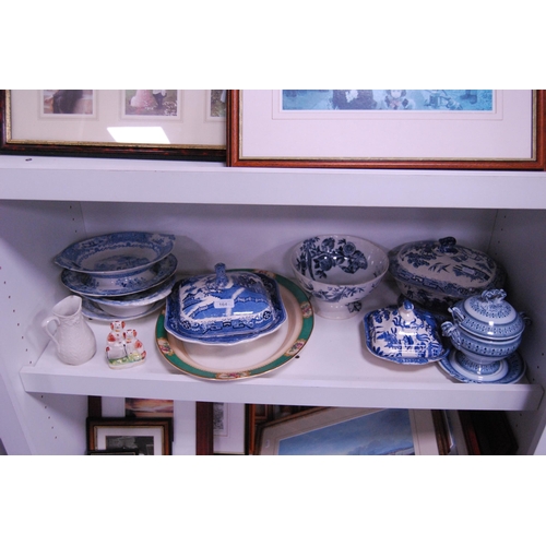 164 - Victorian and later table and dinnerwares to include 'Willow' pattern tureens, Italian-style dishes,... 