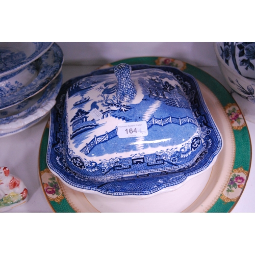 164 - Victorian and later table and dinnerwares to include 'Willow' pattern tureens, Italian-style dishes,... 