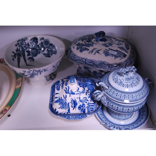 164 - Victorian and later table and dinnerwares to include 'Willow' pattern tureens, Italian-style dishes,... 