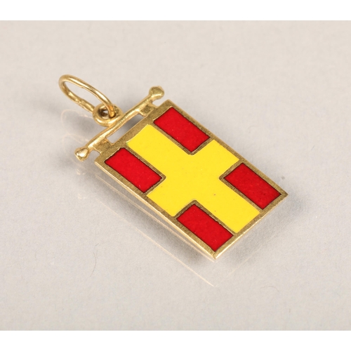 69 - 18ct gold and enamel charm code signal flag for letter R total weight 2.1g