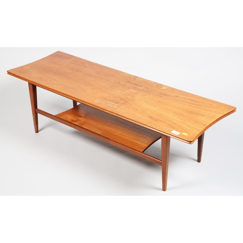 515 - Mid century teak coffee table with shelf 121 x 41 x 36 cm