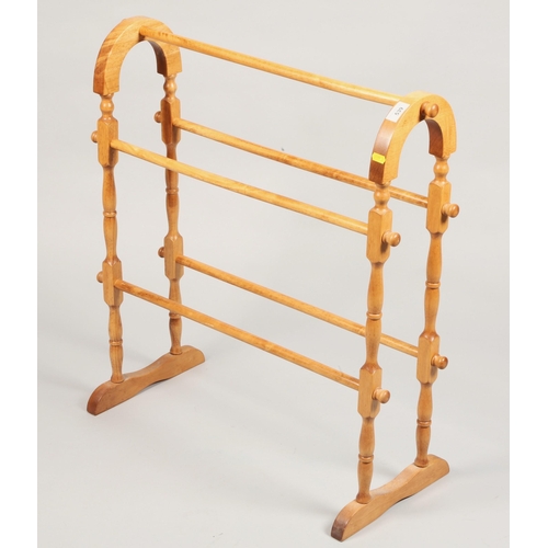 539 - Pine clothes airer