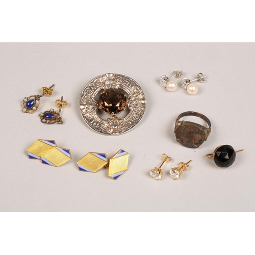 91 - Small assortment of jewellery including silver