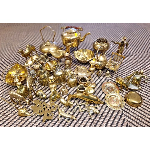 342 - Small assortment of brassware