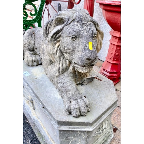 487 - Classical style Lion garden statue