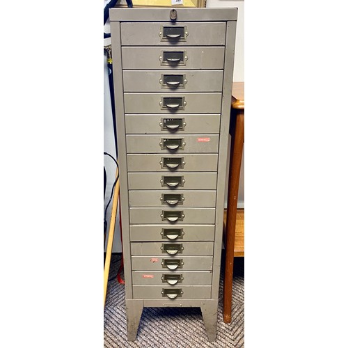 475 - Metal filing cabinet