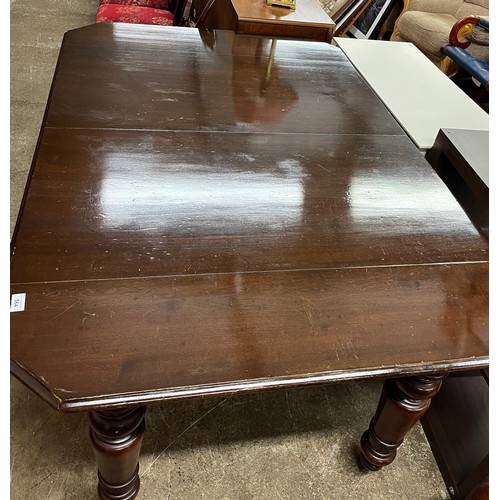 564 - Victorian mahogany telescope dining table with two extra leaves