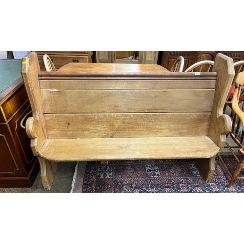 591 - Oak church pew, 141 cm long 