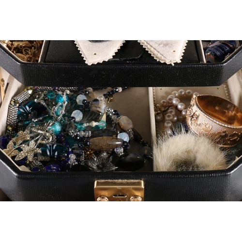 670 - Rowallan concertina action jewellery box containing costume jewellery to include fused glass pendant... 