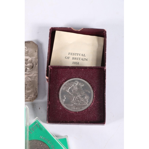 673 - Coins to include a John Pinches silver Jubilee 1977 silver medal 38g, in issue case, a Festival of B... 