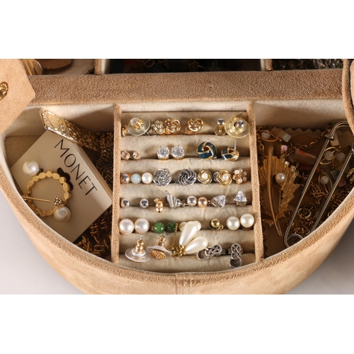 674 - Circular jewellery box containing costume jewellery to include a silver neck chain 35g, a silver Cel... 