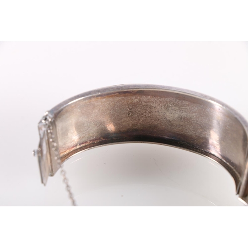 685 - Victorian silver cuff bangle, 26.7g gross.