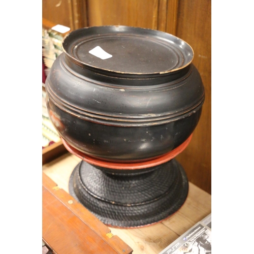 259 - Burmese lacquered offering bowl 'Hsun-ok' on stand.