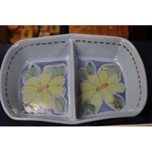 59 - Buchan of Portobello serving dish, a floral decorated plate signed Lynne Kerr, etc.  (4)