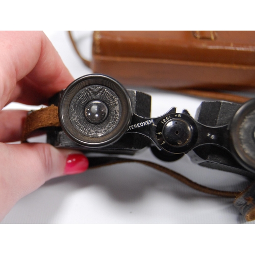 94 - Militaria interest: WWII period liquid pocket field compass contained in a black metal case, with cl... 