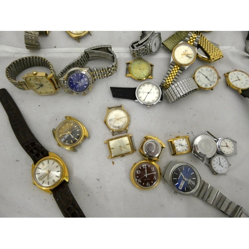 107 - Bag of men's and ladies vintage Timex, mostly manual wind.